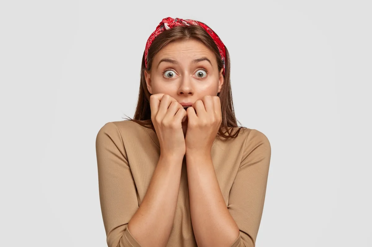 الإحساس القوي بالخوف والقلق المرتبط بالحشرات من أبرز أعراض فوبيا الحشرات (المصدر: Freepik)