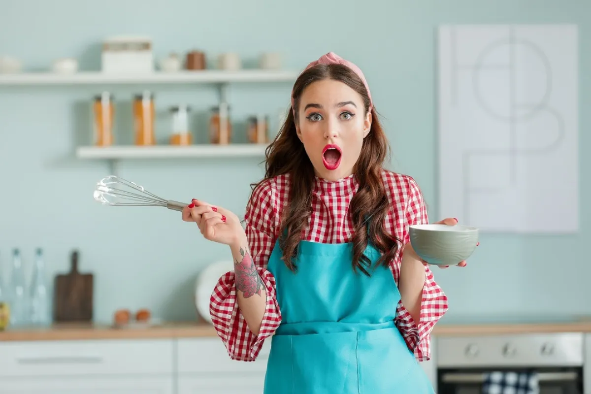 صورة طريفة لحامل تعد طعامها