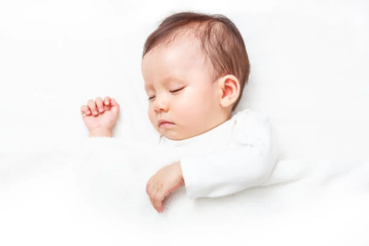 ضورة لطفل في النصف الاول من عامه الاول ينام نوما عميقا