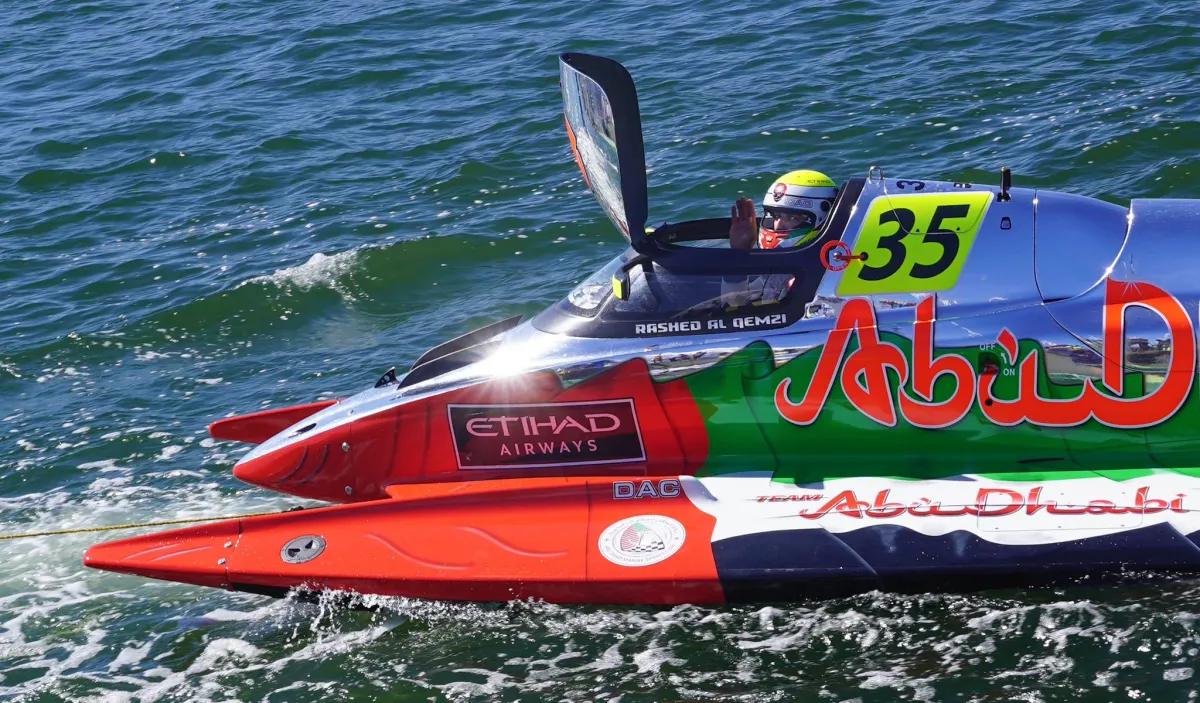 زورق أبوظبي 35. الصورة من الحساب الرسمي لـAbuDhabi Powerboat Team على منصة x (تويتر سابقًا)