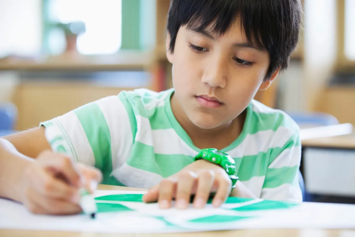 صورة لطفل يجدّ في دراسته