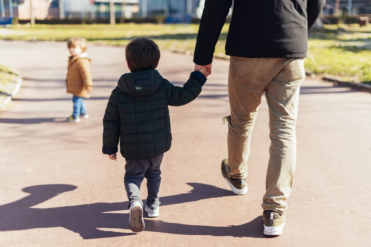صورة لطفل يمسك يد أبيه