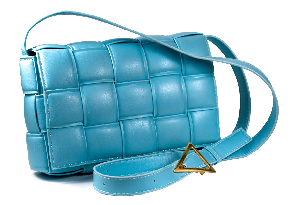 طريقة تنظيف حقيبة اليد الجلدية الملونة  