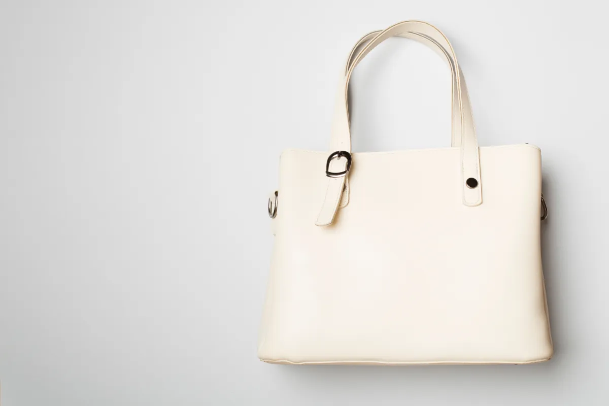 خطوات مهمة لإزالة بقع الحبر من الحقيبة الجلدية البيضاء