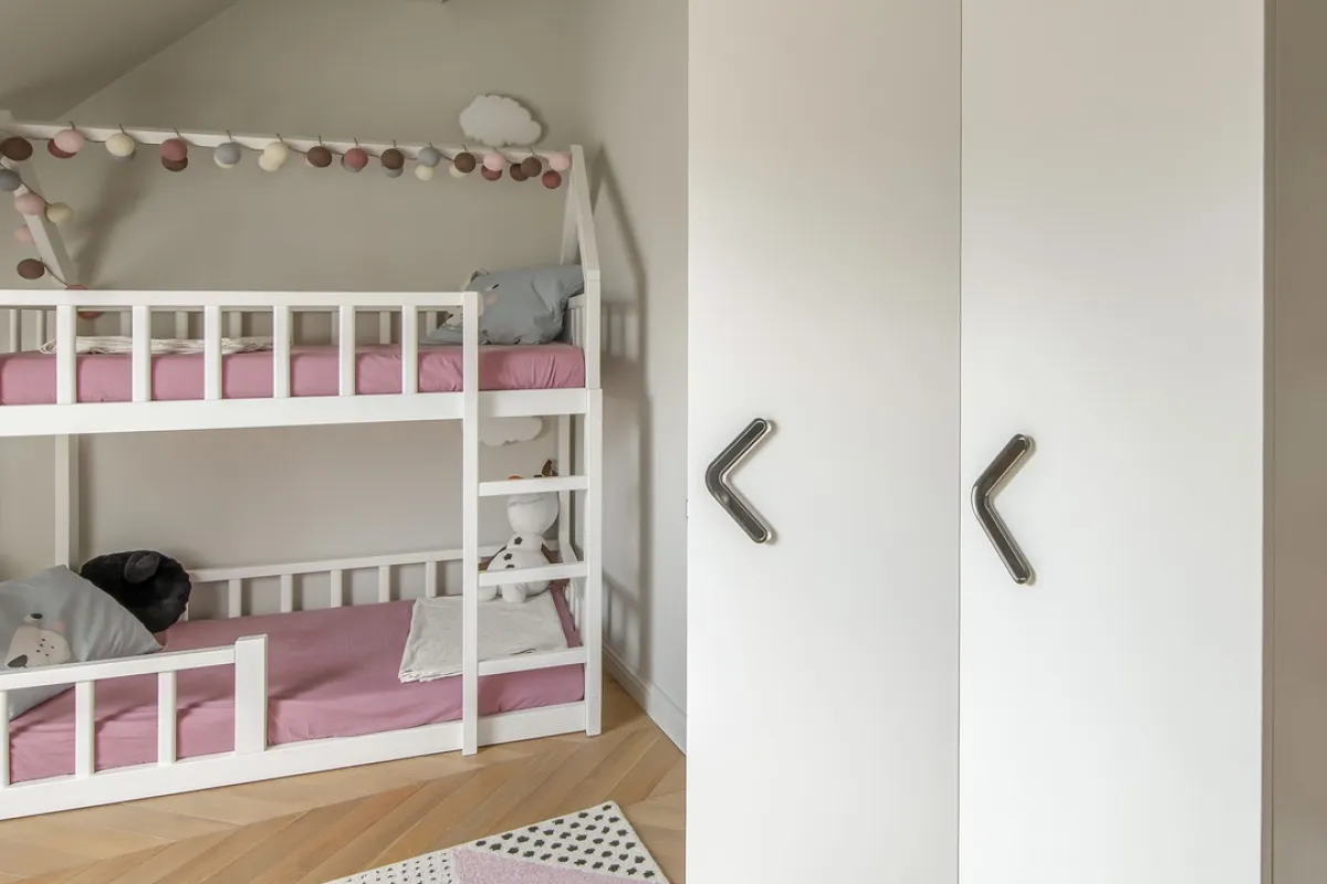 غرفة نوم لطفلتين