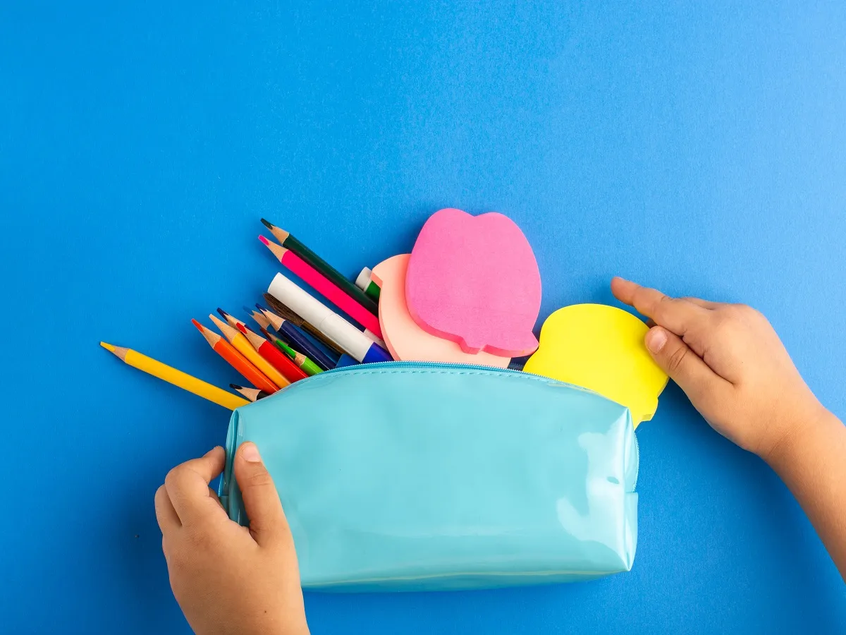 صورة لأدوات مدرسية للطفل