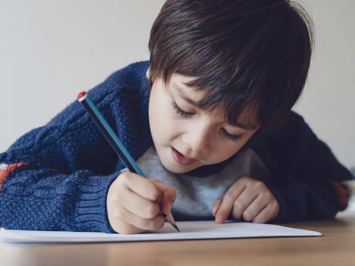 صورة لطفل يذاكر