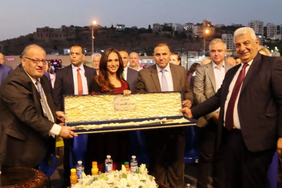 الأميرة رحمة بنت الحسن تتسلم هدية تذكارية من المدير التنفيذي للمهرجان - الصورة من المكتب الإعلامي للمهرجان