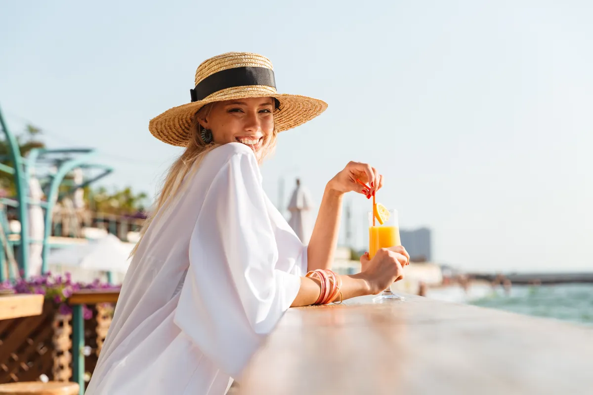 ترطيب الجسم ضروري أثناء التواجد على الشواطئ (الصورة من AdobeStock)