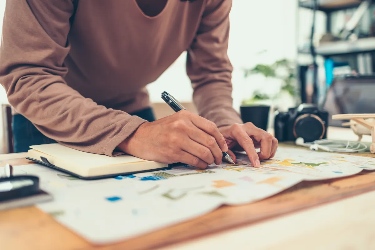 تحديد الوجهة السياحية (الصورة من AdobeStock)