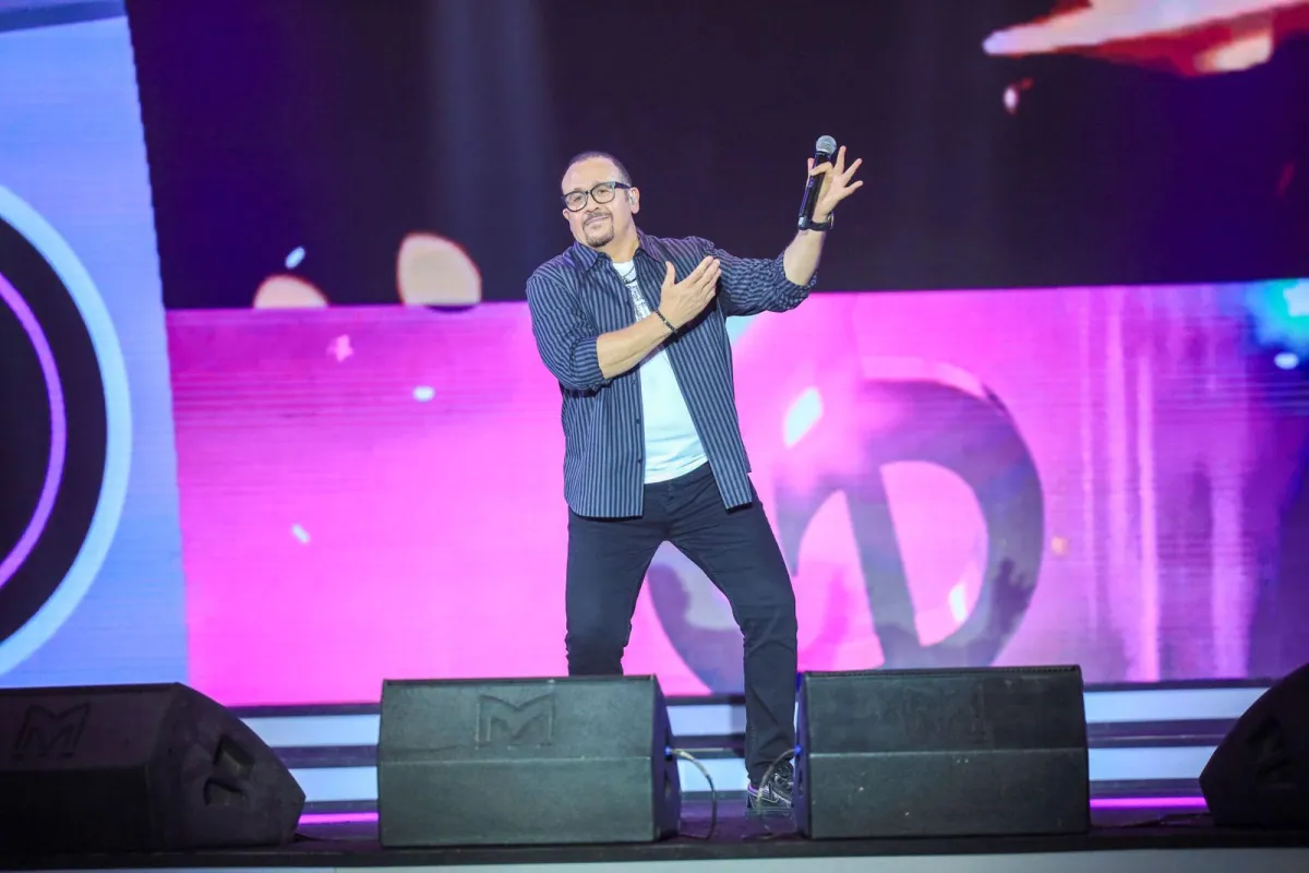 هشام عباس من حفل كاسيت 90 -  الصورة من المركز الإعلامي للشركة المنظمة للحفل 