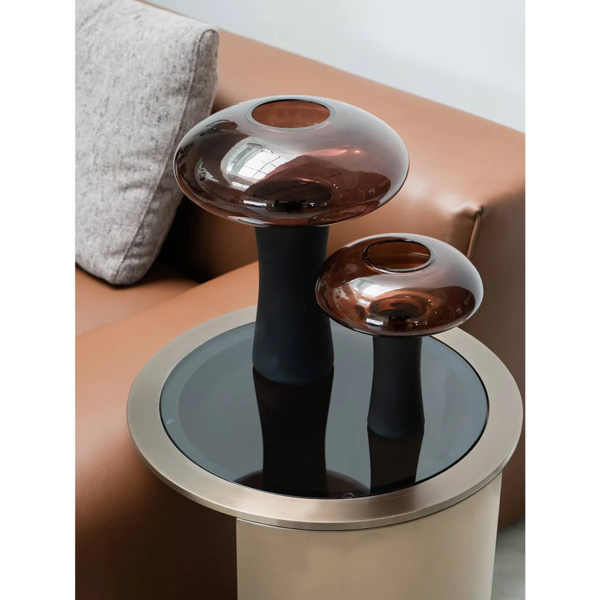 مزهريتان مميزتان على الطاولة