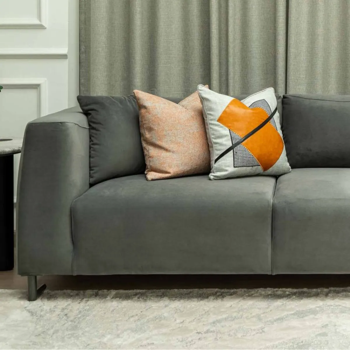 زوجان من الوسائد يزينان الأريكة