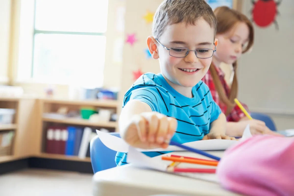 صورة لطفل يرسم ويلون