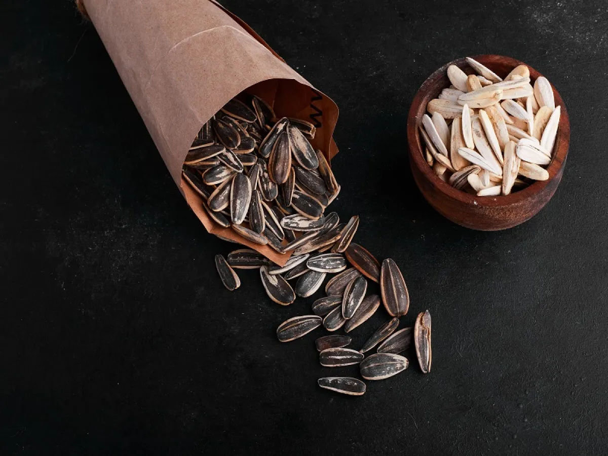 تشير الدراسات أن الأشخاص الذين يتناولون 30 جراماً من بذور الشمس يومياً يقللون نسبة السكر في الدم (المصدر: Freepik)