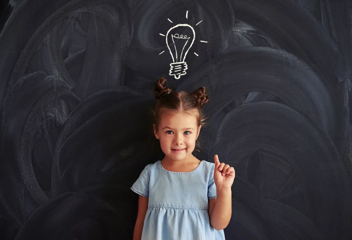 صورة طفلة تفكر