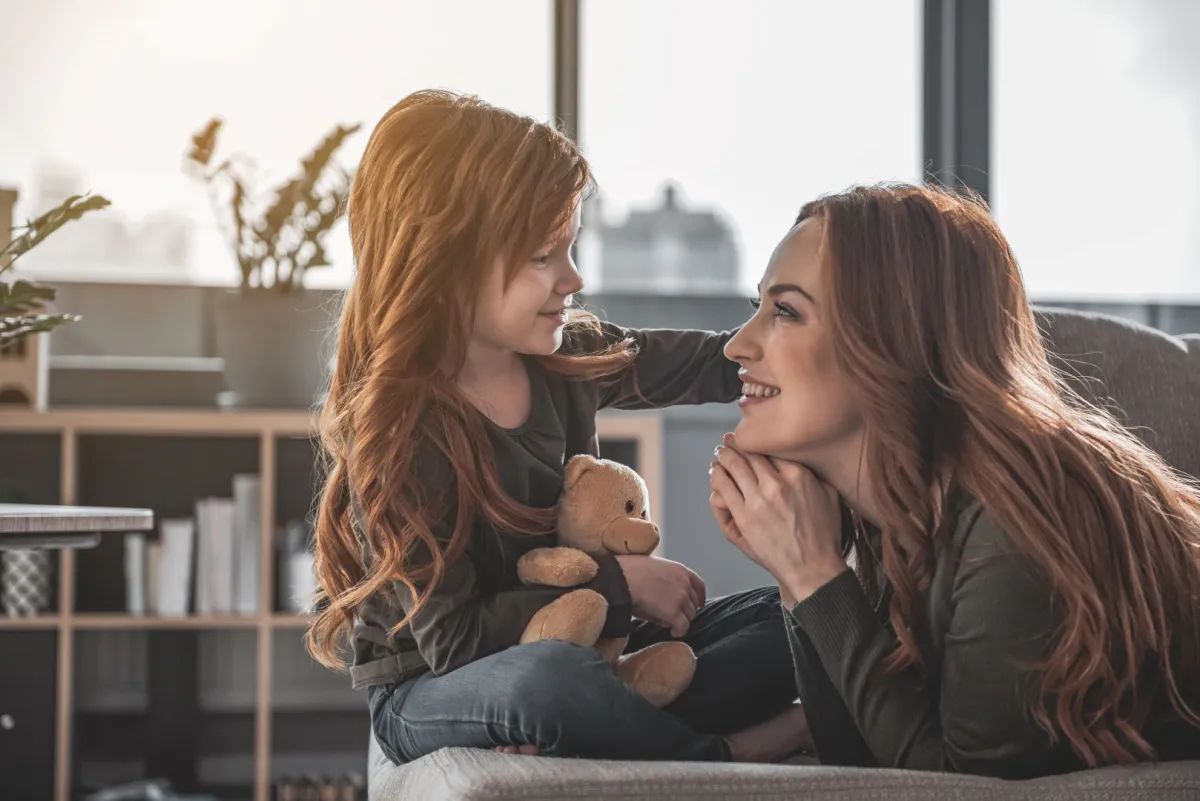 صورة تعبر عن اهتمام الأم بطفلتها