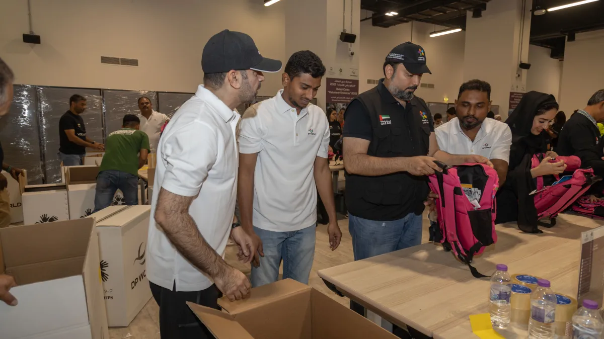 تجهيز الحقائب المدرسية. الصورة من wam