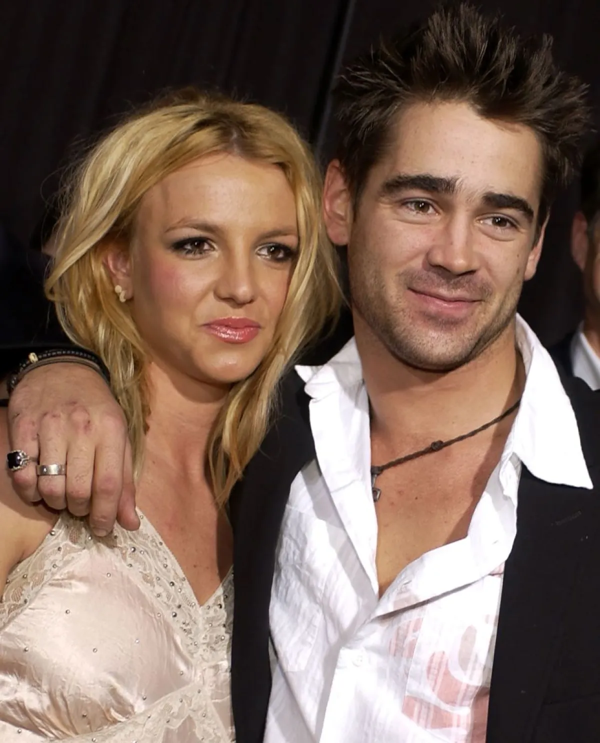 بريتني سبيرز وكولين فاريل (Colin Farrell hugs Britney Spears). مصدر الصورة: LUCY NICHOLSON / AFP