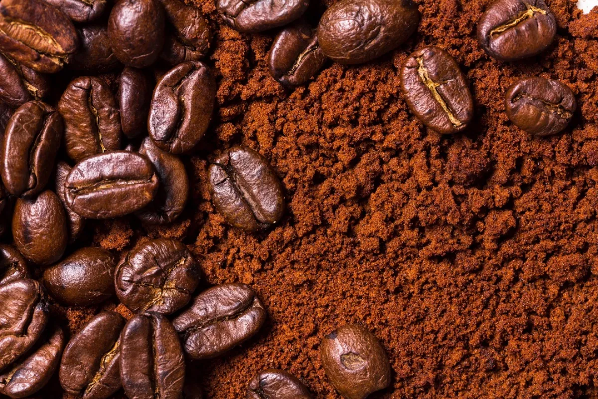 صورة لحبات البن..وبن مطحون 