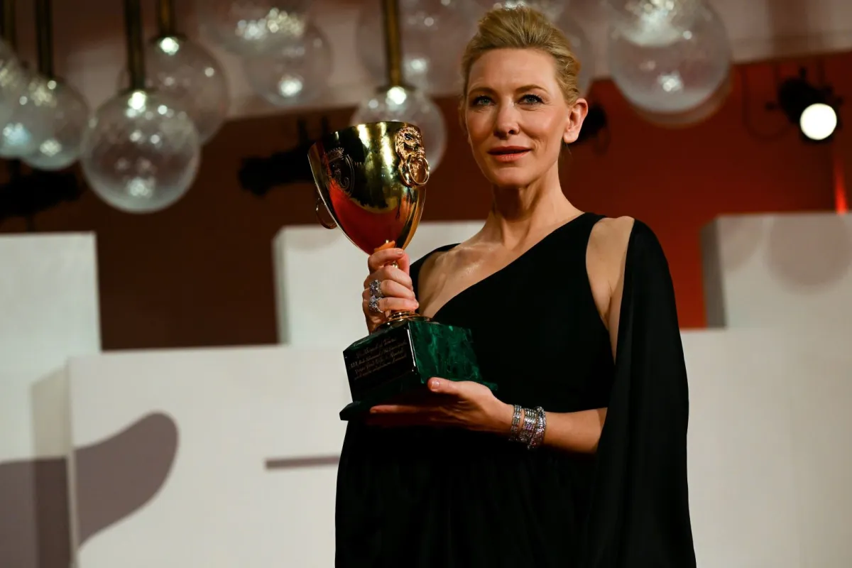 كيت بلانشيت تحمل كأس فولبي في مهرجان فينيسيا 2022 (Cate Blanchett, holding the Coppa Volpi). مصدر الصورة: Andreas SOLARO / AFP