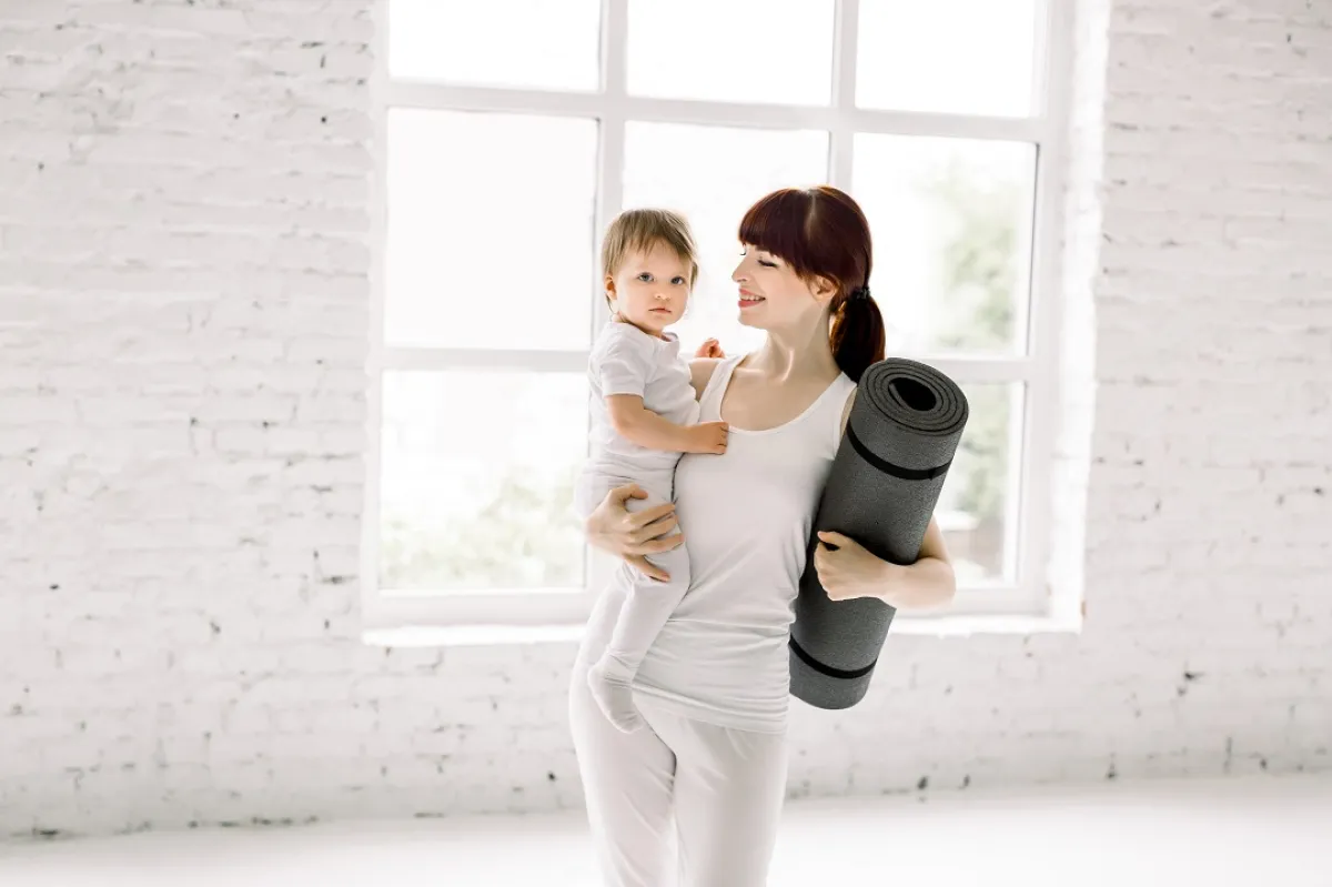 صورة لحامل تمسك بسجادة بعد تنظيفها