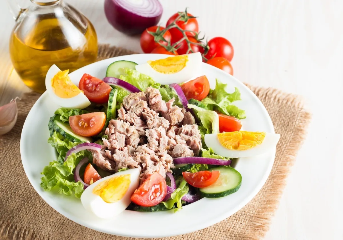 صورة لطبق يحوي تونة وخضروات