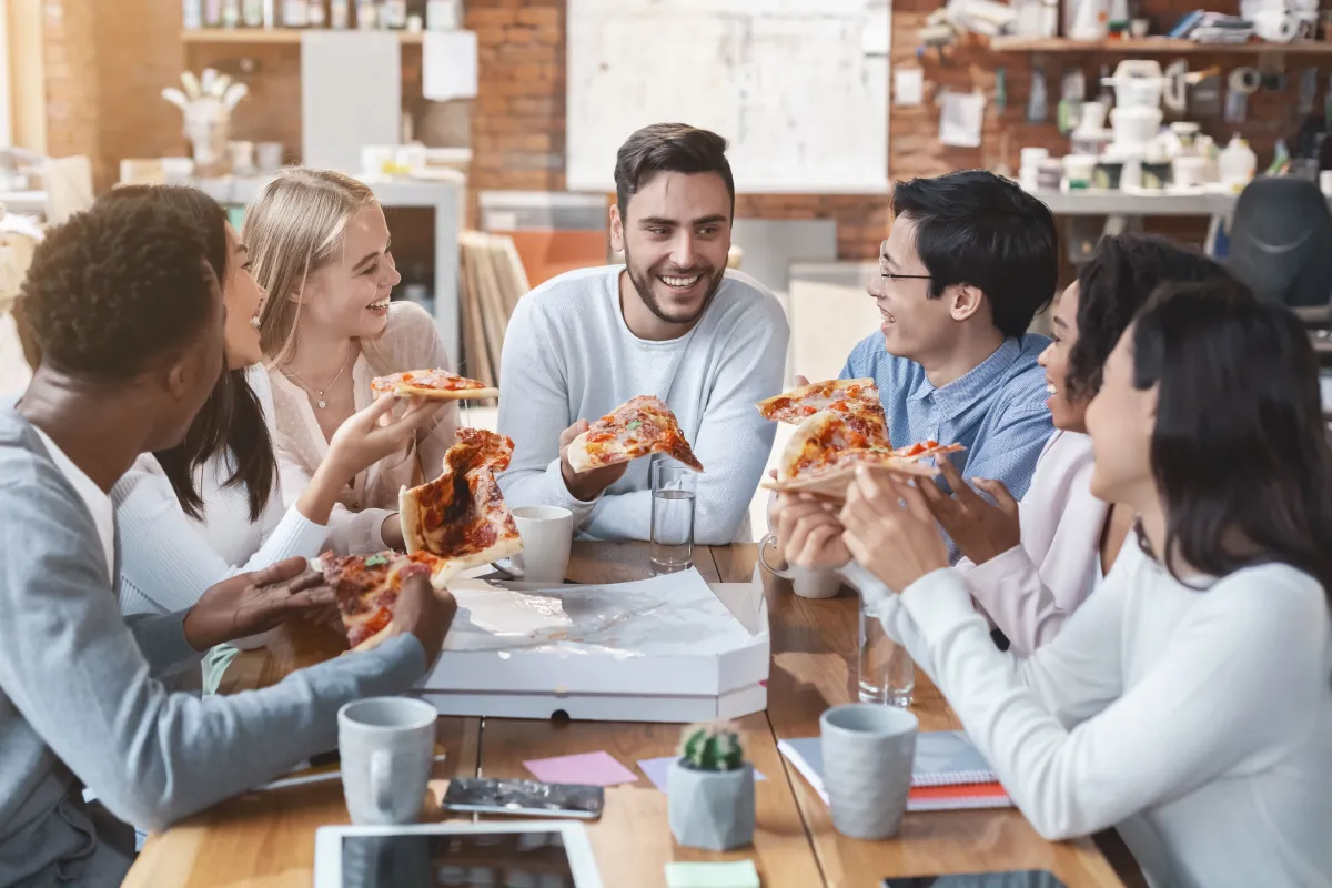 دعوة المرشح إلى حضور فترة الغداء مع الموظفين الآخرين للاطلاع على سلوكه