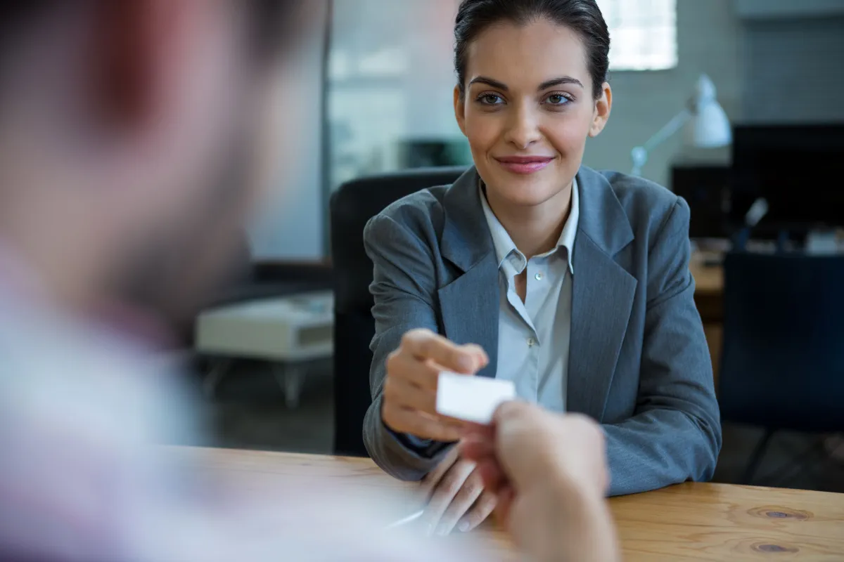 ماذا يعني سؤال المراجع عن المرشح؟