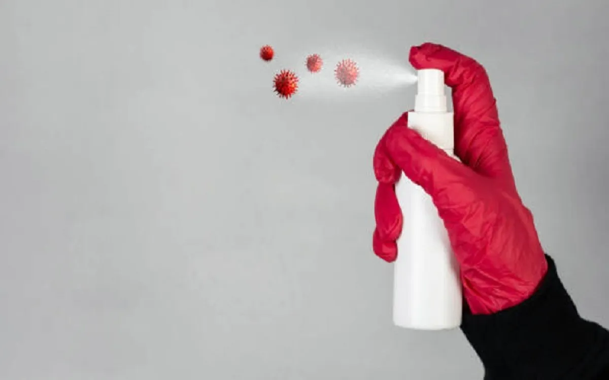رش المبيد في الأماكن المشتبه بوجود الفيروس فيها (المصدر: Pexels)
