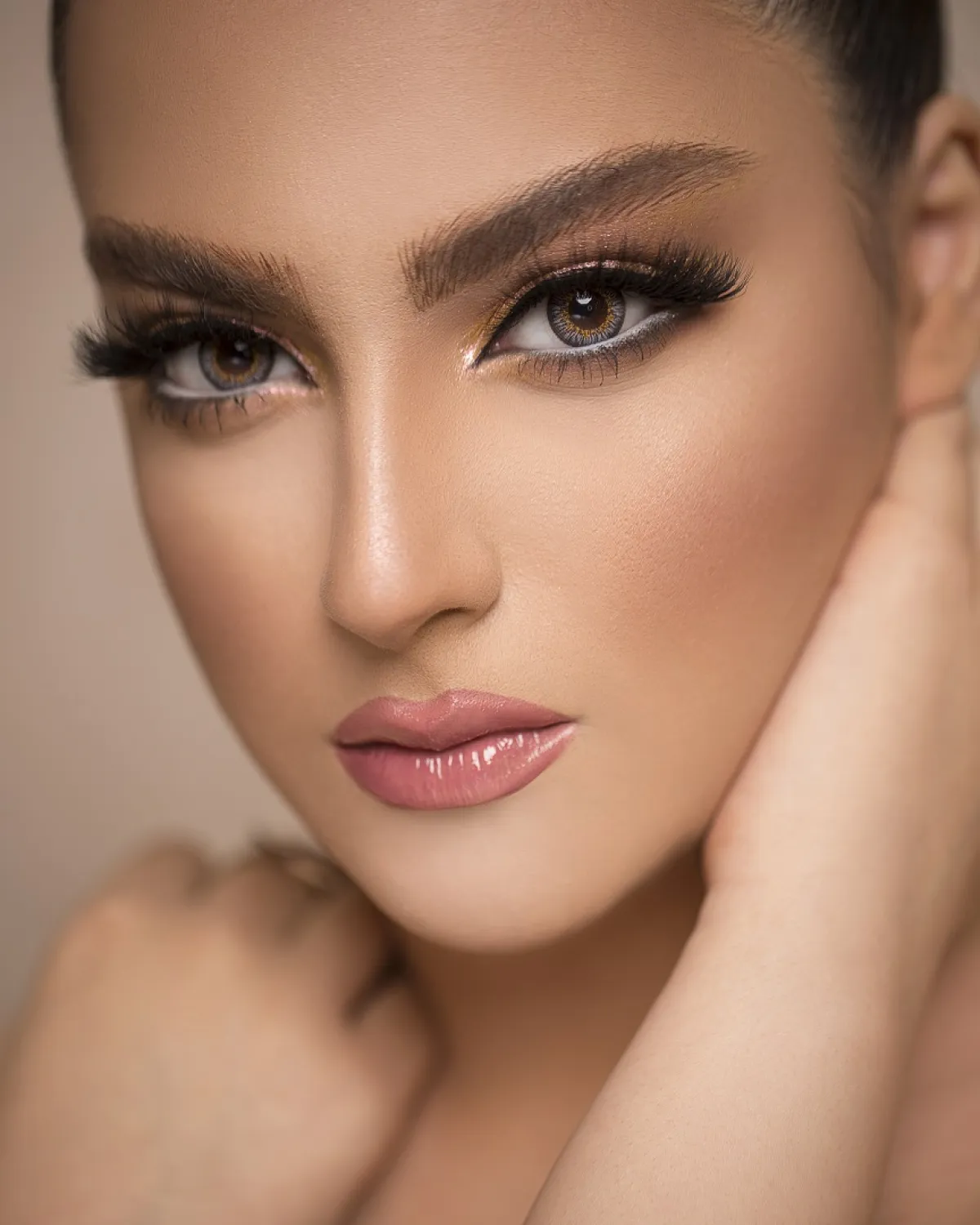 مكياج مميز- الصورة من Freepik 