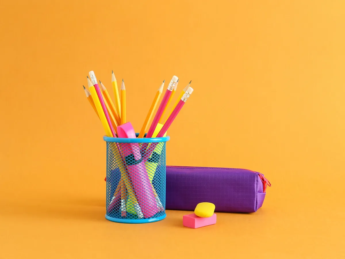 صورة لأدوات مدرسية