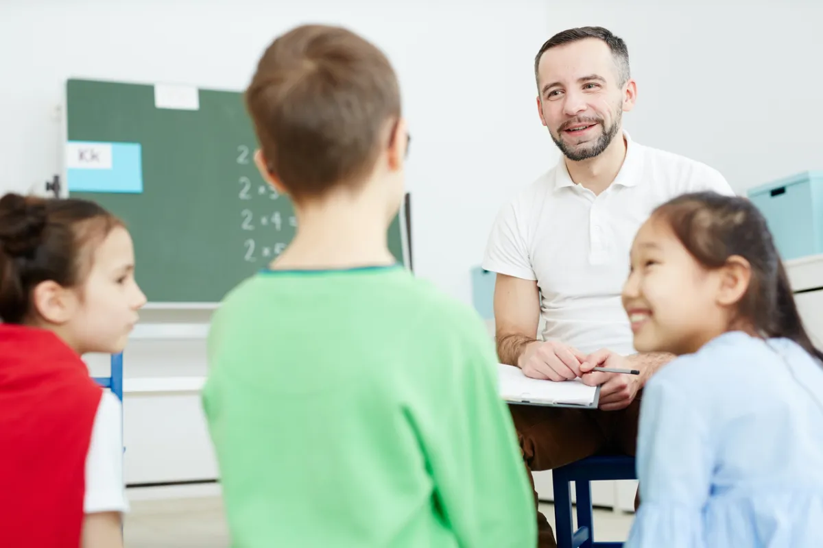 صورة معلم مع الطلاب