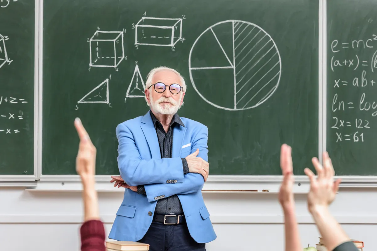 صورة معلم في الصف