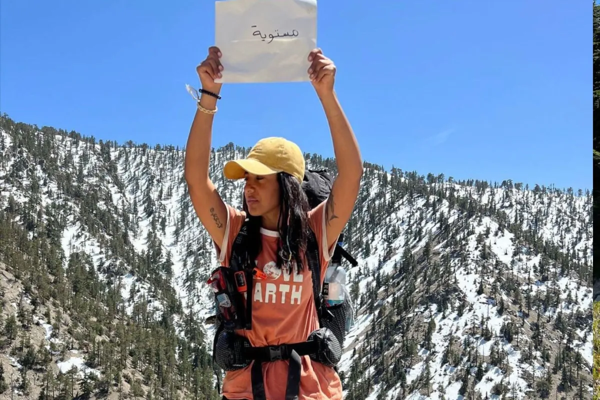 هيا السماري تحمل ورقة دونت عليها عبارة "مستوية"-الصورة من حسابها على إنستجرام