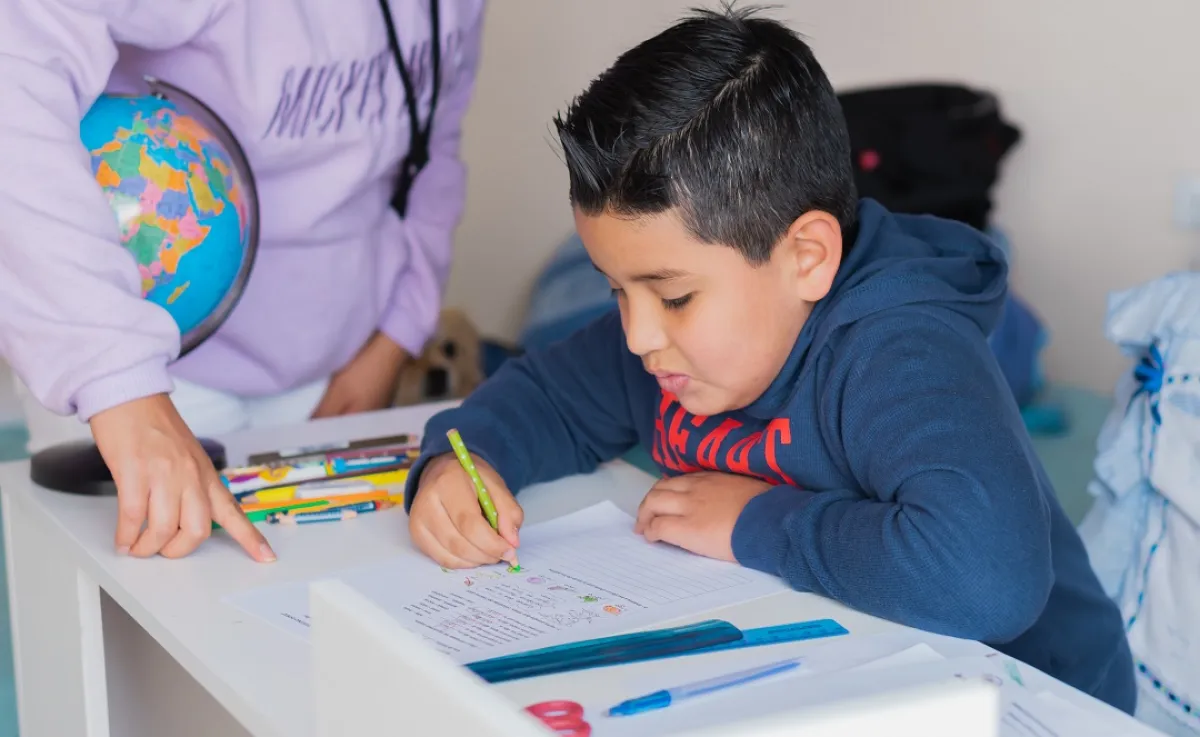 صورة لطفل ومعلمته