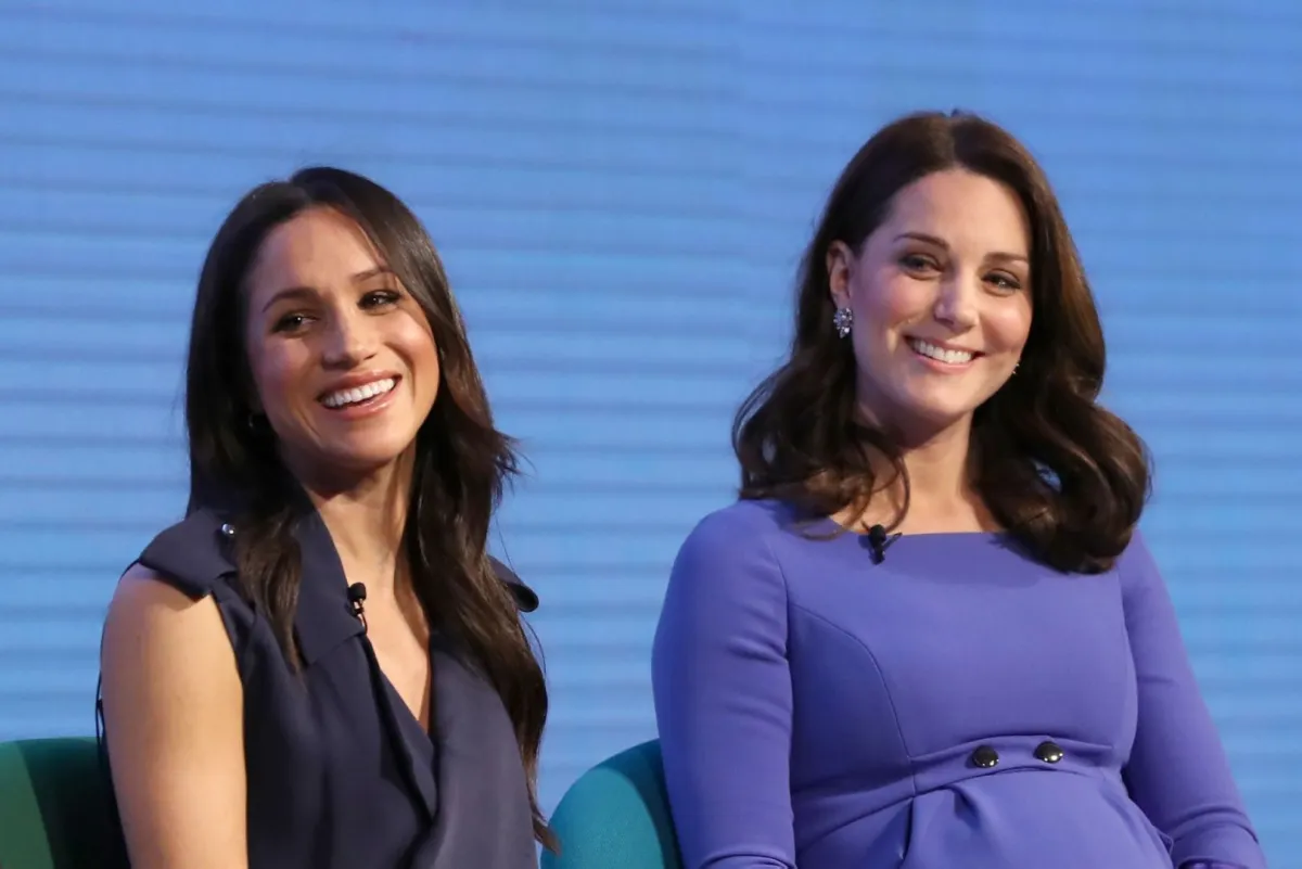 كيت ميدلتون وميغان ماركل (Meghan Markle (L) and Britain's Catherine). مصدر الصورة: Chris Jackson / POOL / AFP