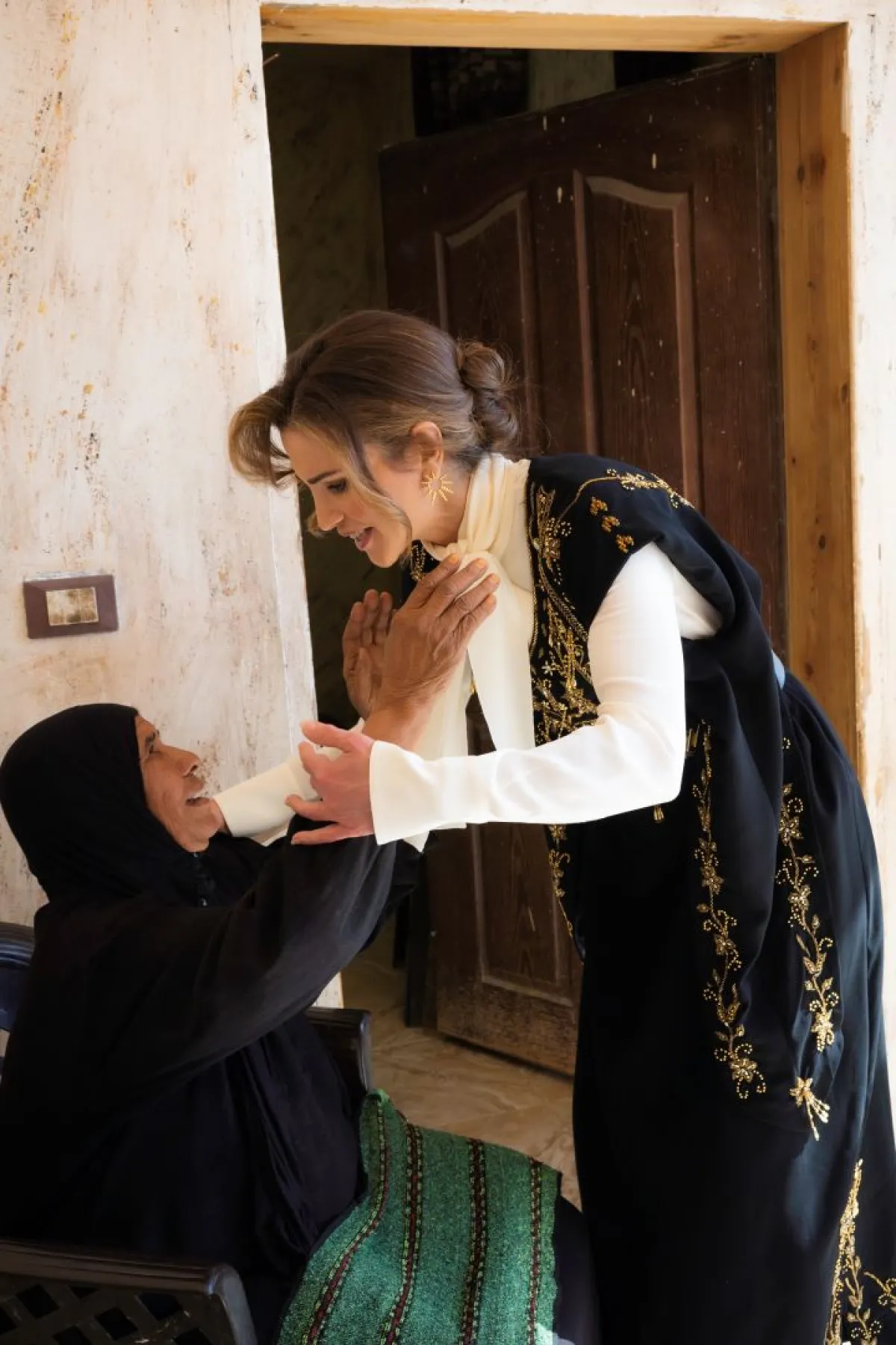 الملكة رانيا العبدالله خلال زيارة إلى جمعية سيدات غور الصافي للتنمية الاجتماعية. الكرك، الأردن / 22 من فبراير-شباط 2023