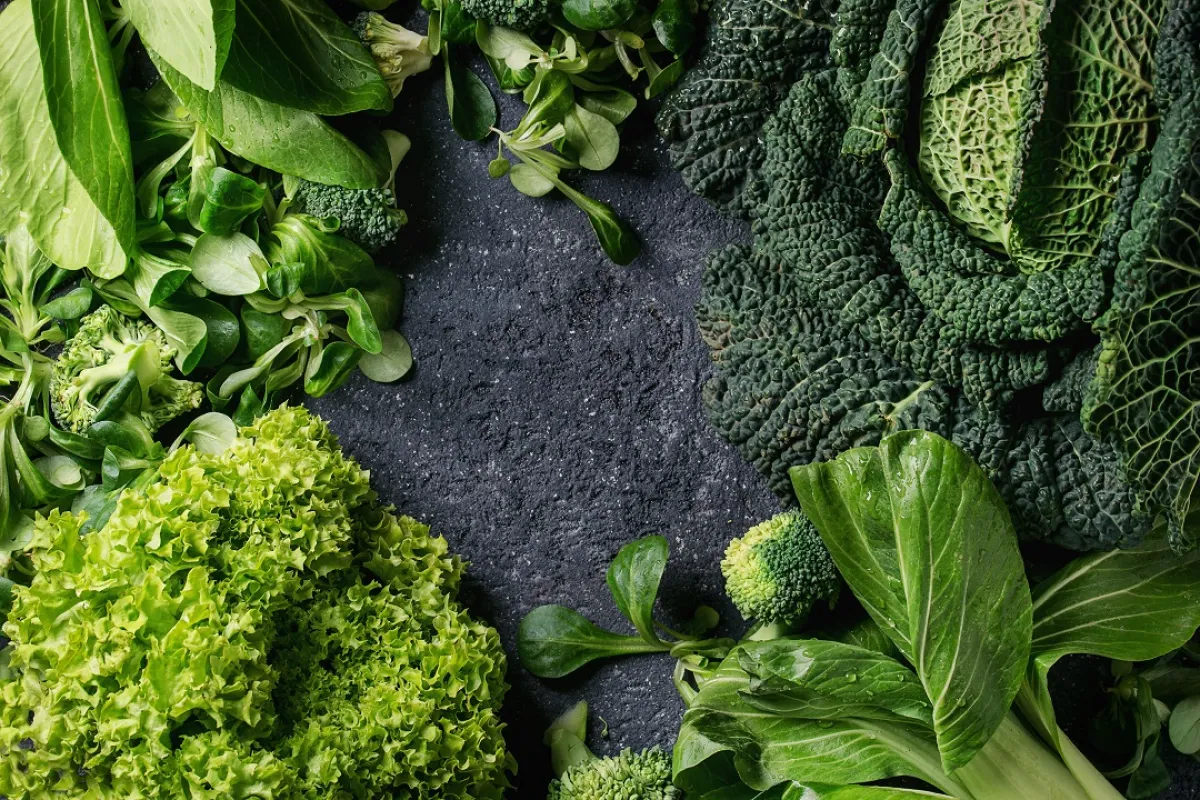 صورة لمجموعة من الخضروات الورقية