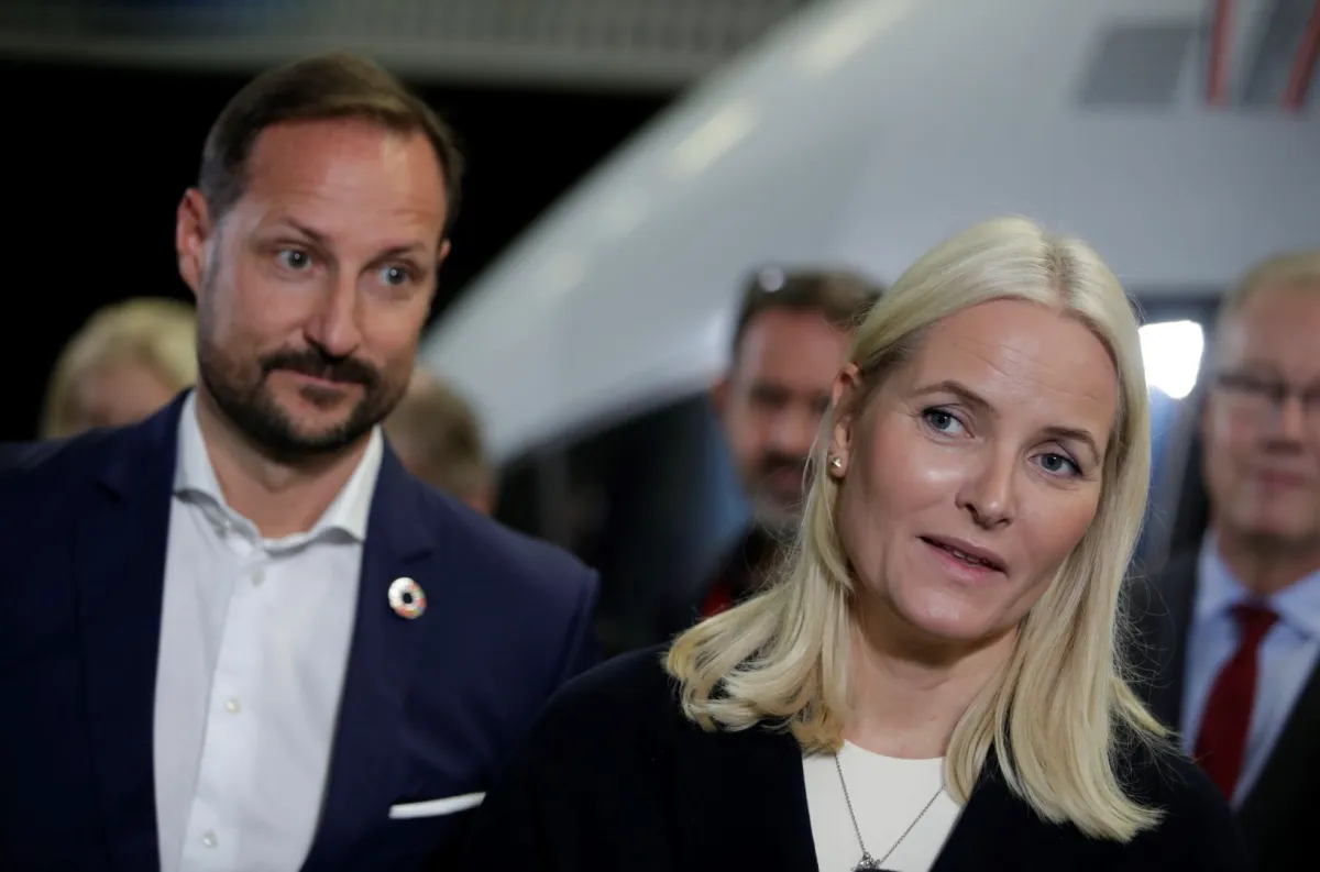 ولي العهد النرويجي الأمير هاكون وولية العهد الأميرة ميت ماريت (Crown Prince Haakon of Norway and Crown Princess Mette-Marit). مصدر الصورة: AFP / AXEL SCHMIDT