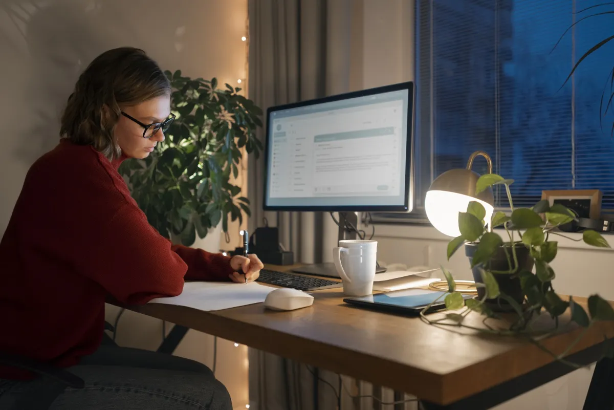 دراسة جديدة..العمل في المساء يزيد من فرص فقدان الذاكرة والضعف الإدراكي بنسبة 79% (المصدر: Freepik)