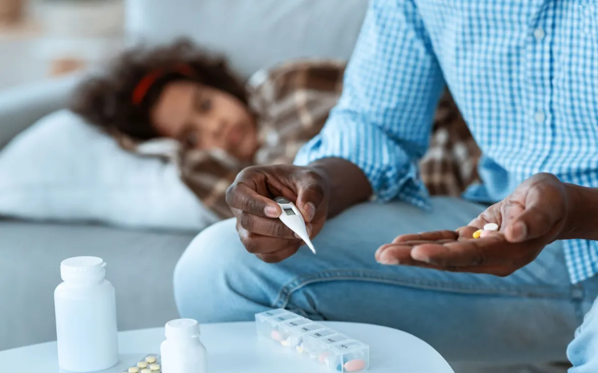 صورة تعبر عن طفل مريض يتلقى رعاية من الأب