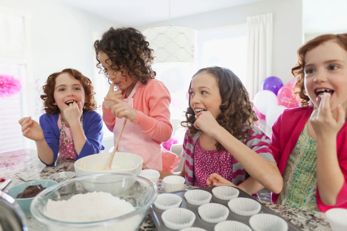 صورة أطفال في المطبخ