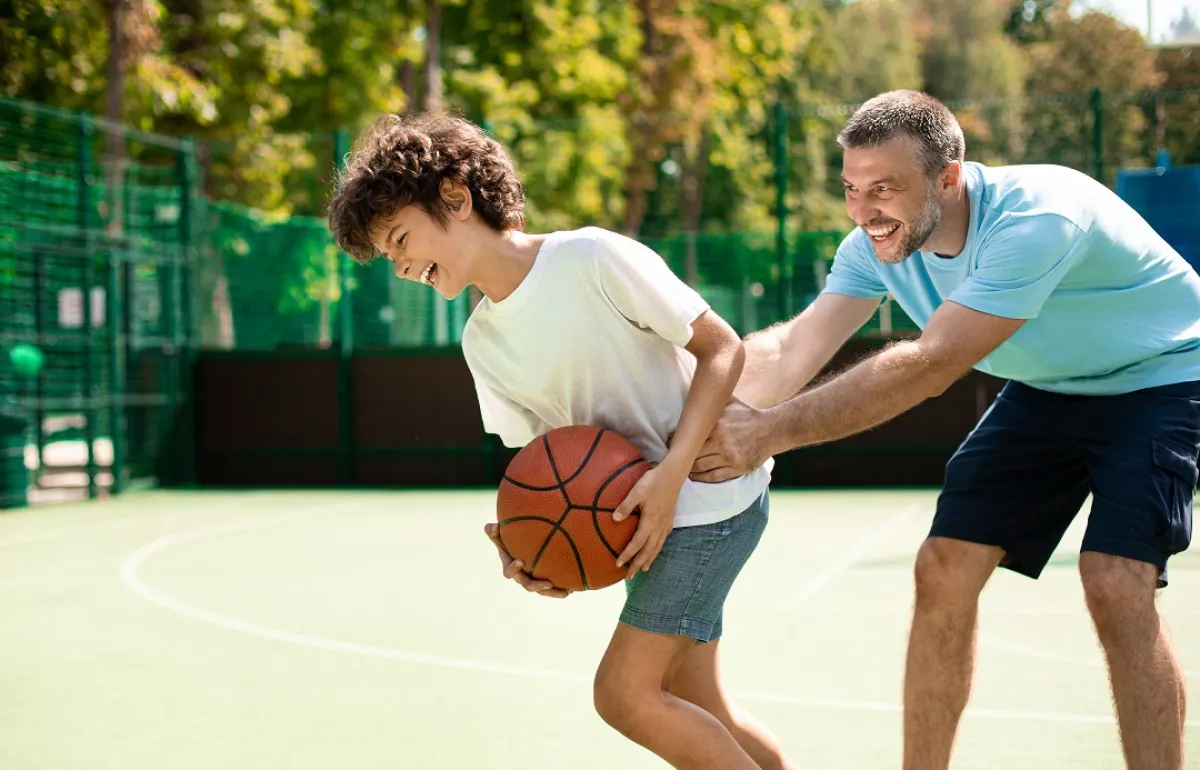 صورة لأب يلعب مع ابنه