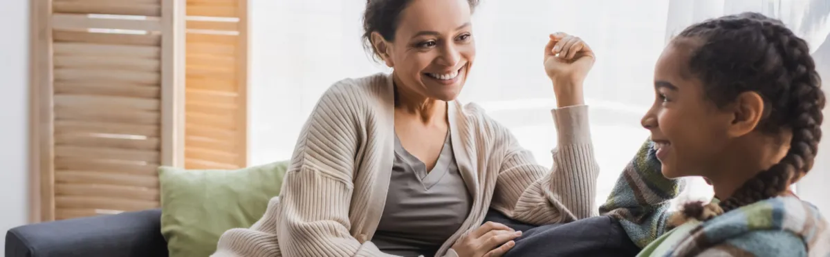 صورة حديث الأم والطفلة