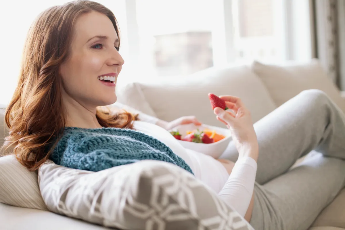 صورة حامل تأكل