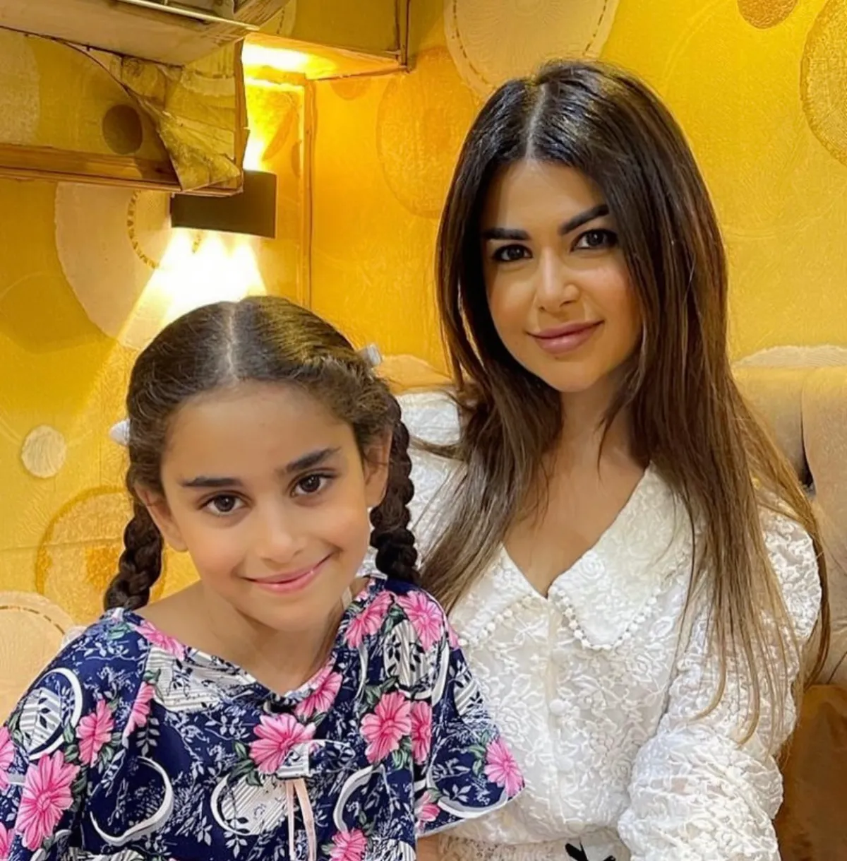 روان الخالد وطفلة مشاركة لها بالعمل -الصورة من المصدر