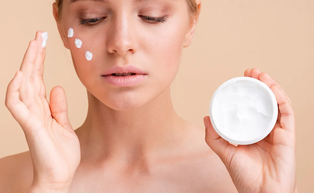 ترطيب البشرة - الصورة من Freepik 
