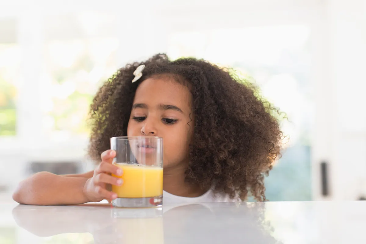 صورة طفلة تشرب العصير