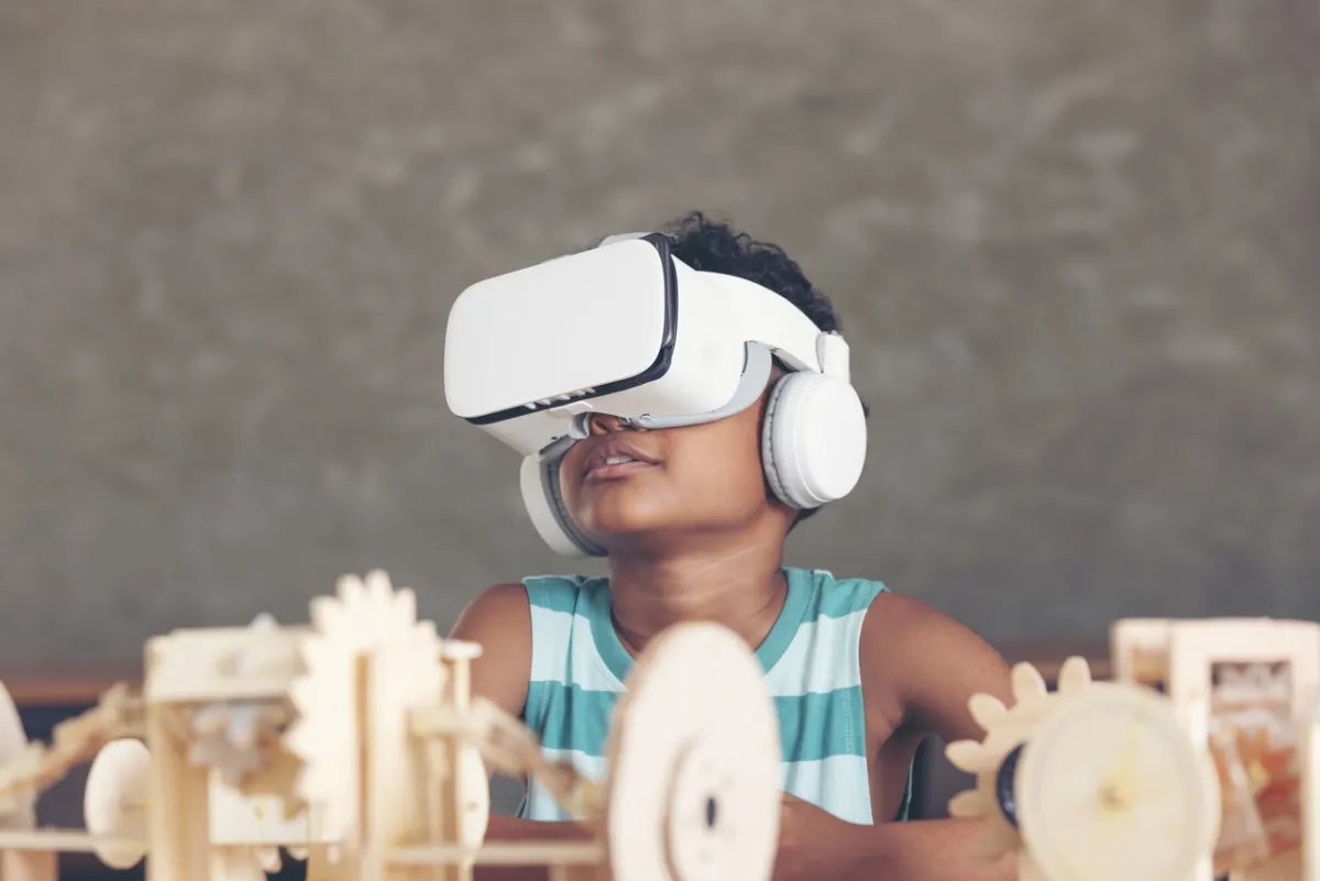 صورة لطفل يشاهد عبر الميتافيرس